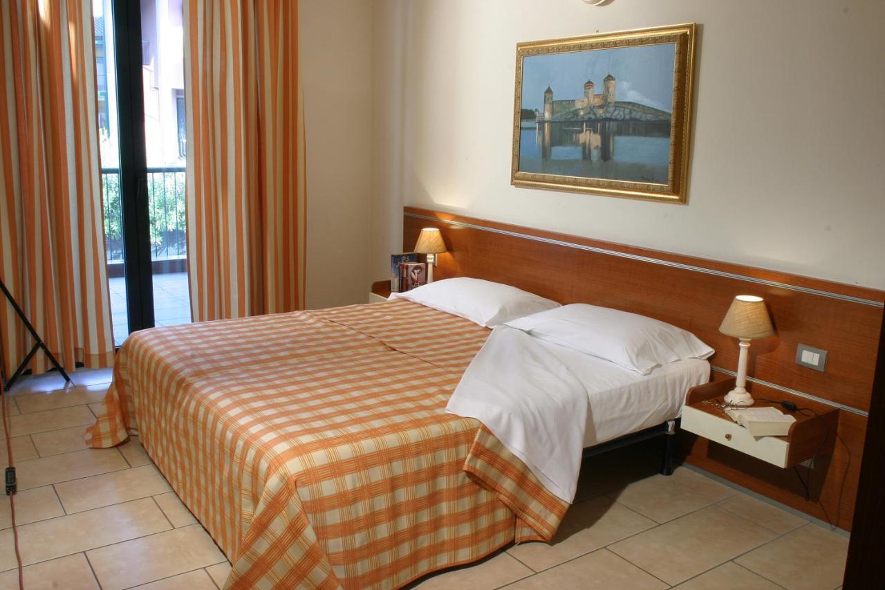 Residence Spiaggia D'Oro Desenzano del Garda Buitenkant foto